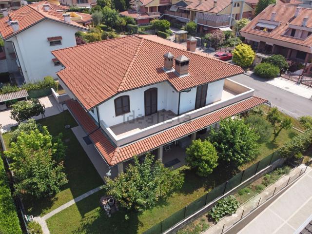 Case e ville in vendita di 481 m² in Via bologna, 3