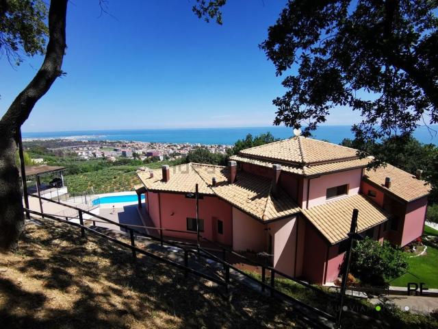 Case e ville in vendita di 484 m²