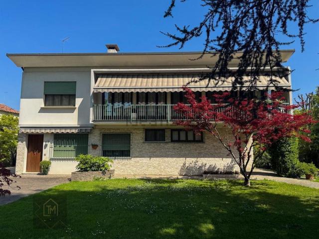 Case e ville in vendita di 485 m² in Via Martiri della Libertà, 3