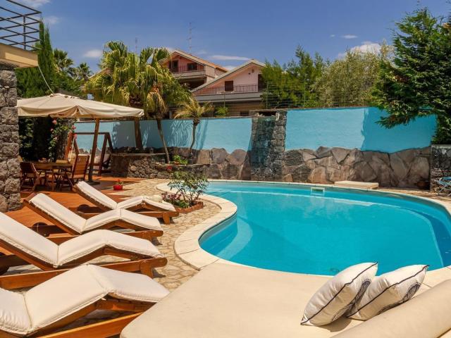 Case e ville in vendita di 485 m² in Via Tropea, 20
