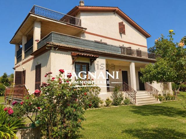 Case e ville in vendita di 487 m² in Via Giuseppe Garibaldi, 182