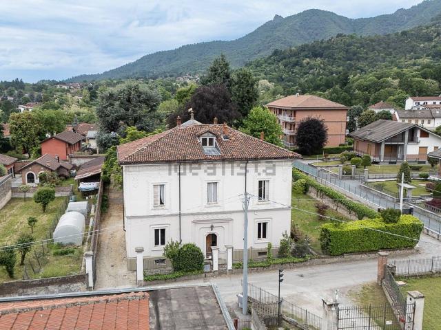 Case e ville in vendita di 487 m² in Via Giusto Lanteri