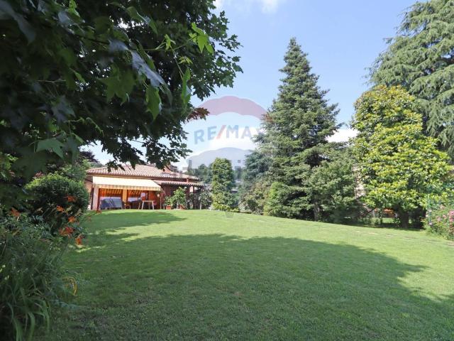 Case e ville in vendita di 488 m² in Via Giuseppe Garibaldi, 11