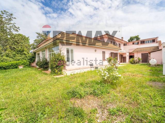 Case e ville in vendita di 488 m² in Via Giovanni Pacchioni, 21