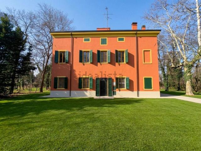 Case e ville in vendita di 490 m² in Via Achille Ferrari