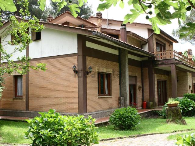Case e ville in vendita di 490 m² in Via dei Latini