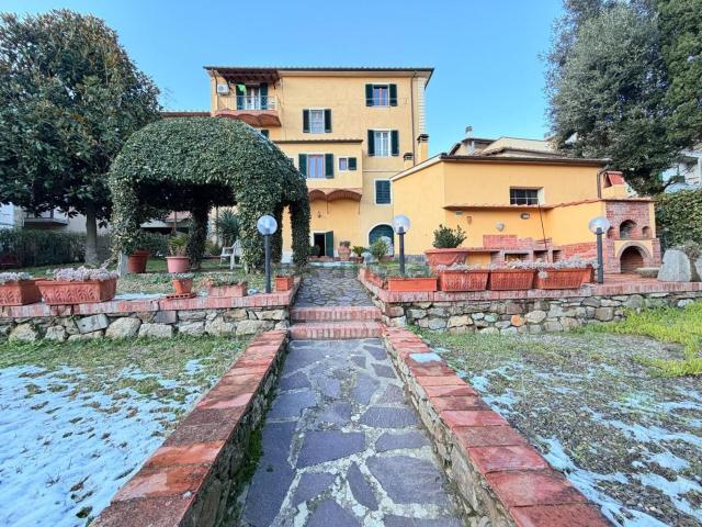 Case e ville in vendita di 490 m² in Via della Repubblica