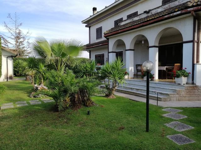 Case e ville in vendita di 490 m² in Via Sangro, 4