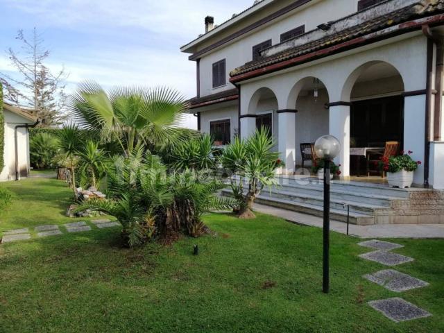 Case e ville in vendita di 490 m² in Via Sangro, 4