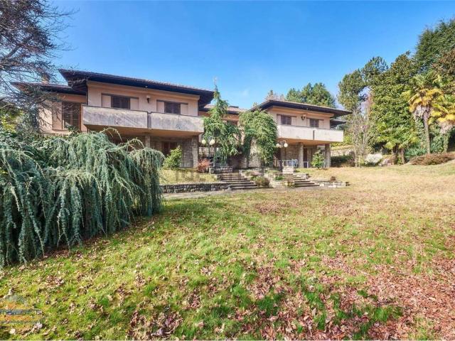 Case e ville in vendita di 492 m² in Via Gaetano Besana, 15