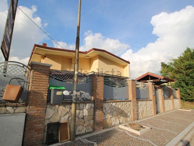 Case e ville in vendita di 494 m² in Via Napoli, 184