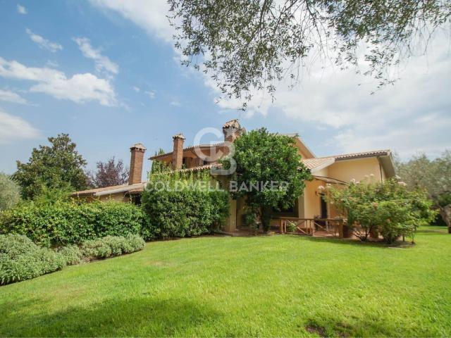 Case e ville in vendita di 494 m² in Strada Cassia Sud