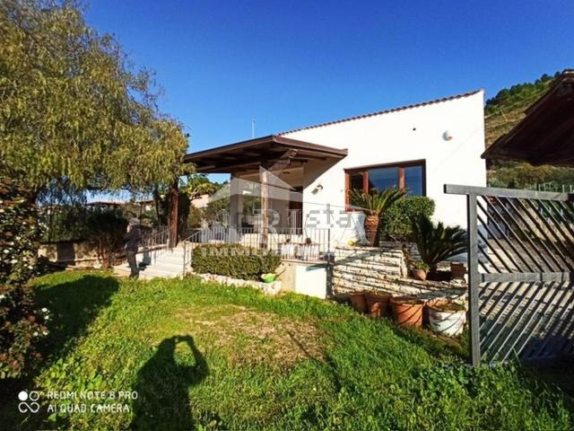 Case e ville in vendita di 495 m² in Via Corrado Avolio, 35