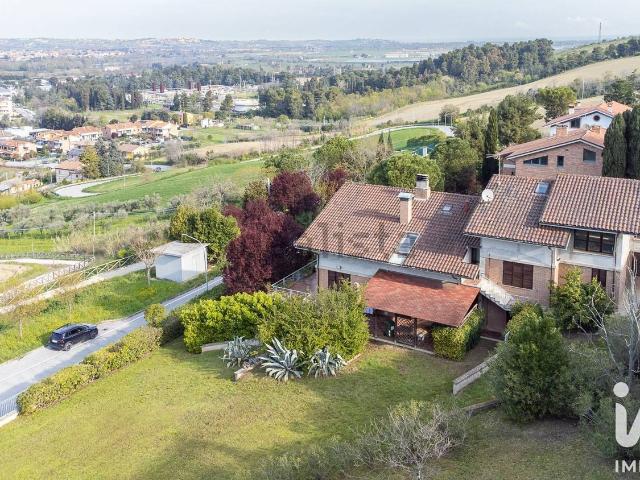 Case e ville in vendita di 495 m² in Via Aldo Moro, 8