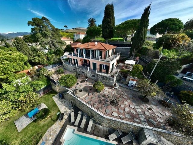Case e ville in vendita di 496 m² in Via dei Colli, 84