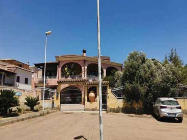 Case e ville in vendita di 498 m² in Via L. Ariosto