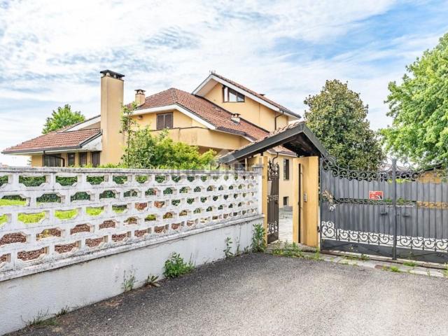 Case e ville in vendita di 498 m² in Via Val della Torre, 27