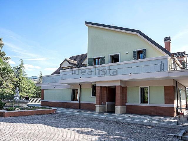 Case e ville in vendita di 500 m² in Via Complanare Varco d&apos Izzo, 98