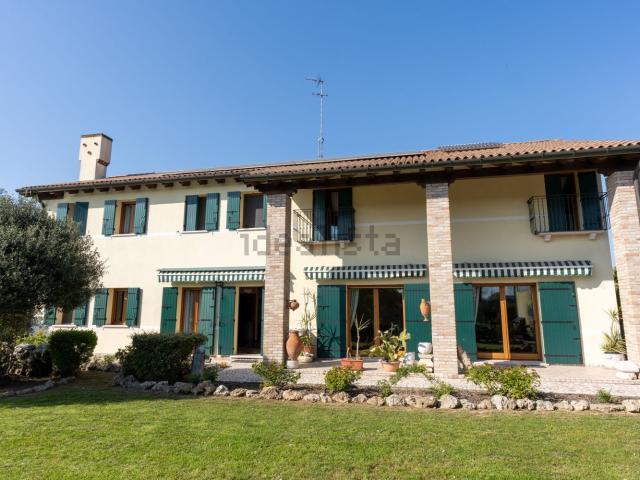 Case e ville in vendita di 500 m² in Via Altinia