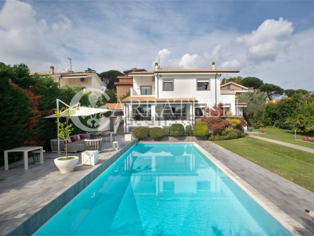 Case e ville in vendita di 500 m² in Via Barbarano Romano