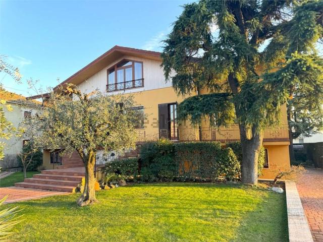 Case e ville in vendita di 500 m² in Via Brigata Cadore