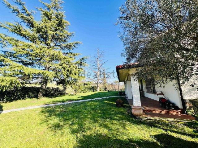 Case e ville in vendita di 500 m² in Via Giovanni Pascoli