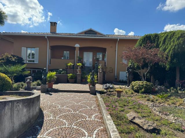 Case e ville in vendita di 500 m² in Via Giovanni XXIII, 36