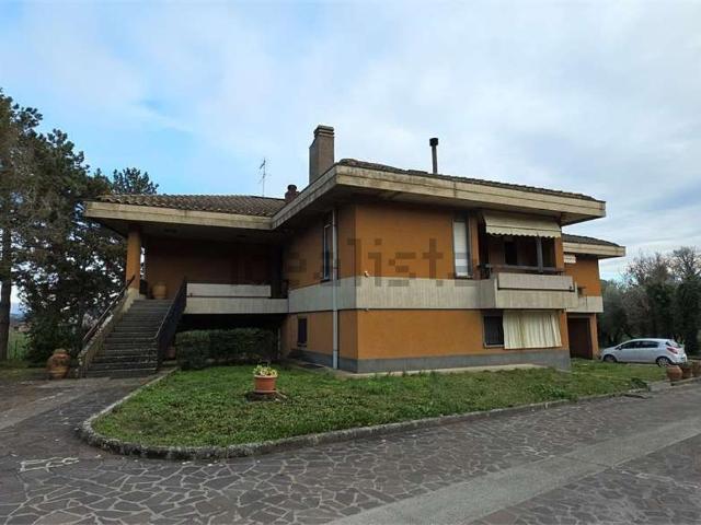Case e ville in vendita di 500 m² in Via dei Contadini, 10