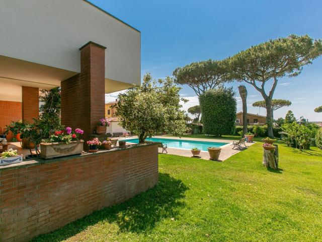 Case e ville in vendita di 500 m² in Via dei Girasoli, 56