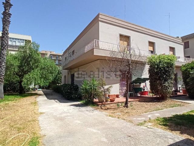 Case e ville in vendita di 500 m² in Via Lentini, 55