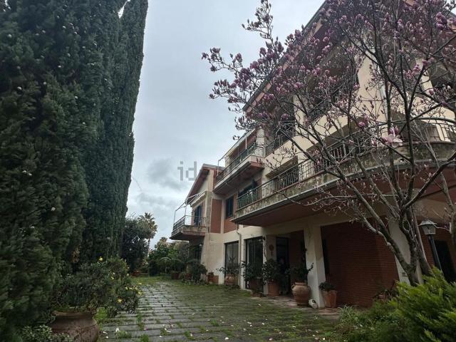 Case e ville in vendita di 500 m² in Via Sibari, 11