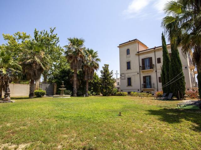 Case e ville in vendita di 500 m² in Via Pola, 2