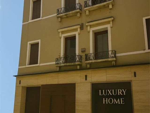 Case e ville in vendita di 500 m² in Viale Cadorna, 1