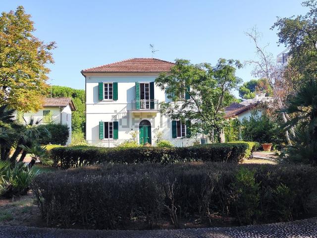 Case e ville in vendita di 500 m² in Viale Cesare Battisti