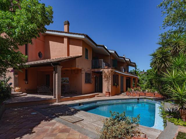 Case e ville in vendita di 502 m² in Via Monte Cardeto, 25