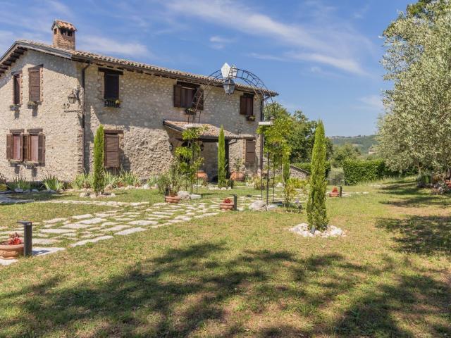 Case e ville in vendita di 504 m² in Località Villa Tizzi, 4