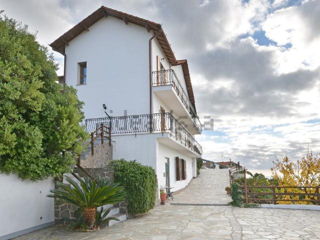Case e ville in vendita di 510 m² in Via G. D&apos Annunzio, 180