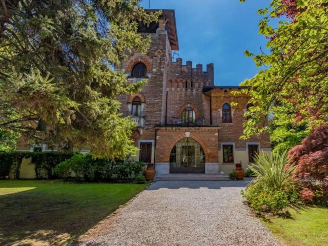 Case e ville in vendita di 510 m² in Via Schiavonia