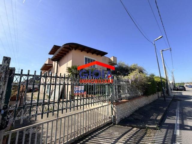 Case e ville in vendita di 510 m² in Viale Europa, 25