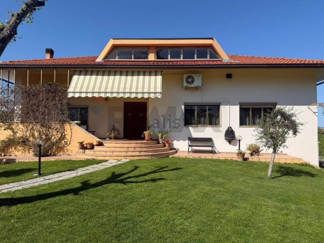 Case e ville in vendita di 511 m² in Via delle Querce