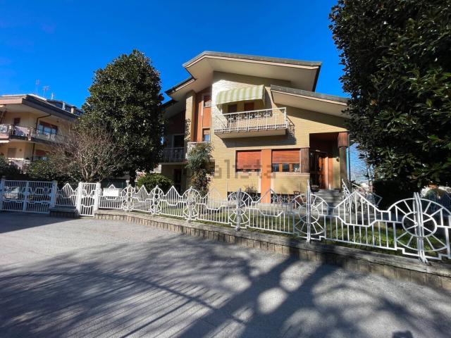 Case e ville in vendita di 514 m² in Via Lidice, 4