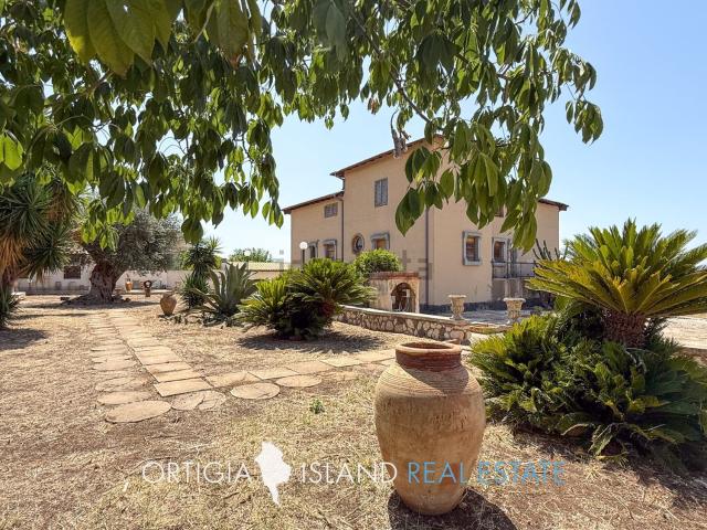 Case e ville in vendita di 515 m² in Traversa Sinerchia, 30