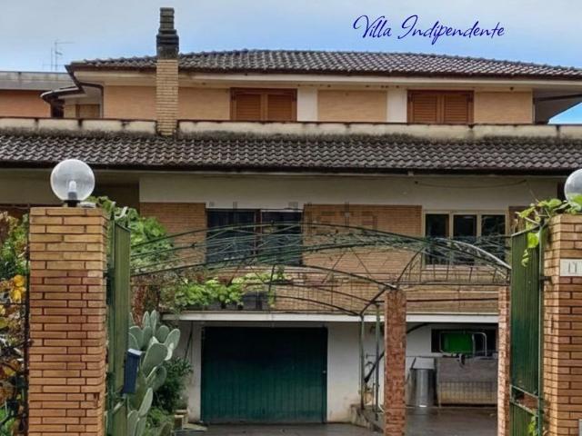 Case e ville in vendita di 518 m² in Via Calcatore, 11