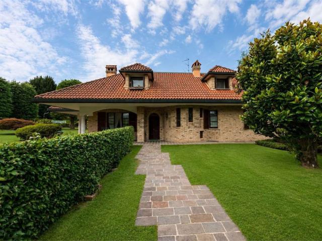 Case e ville in vendita di 520 m² in Via Brunate