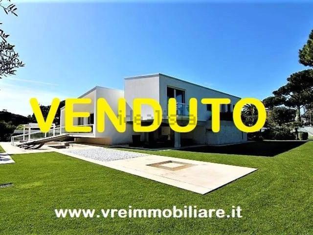 Case e ville in vendita di 520 m² in Via Erodoto, 18