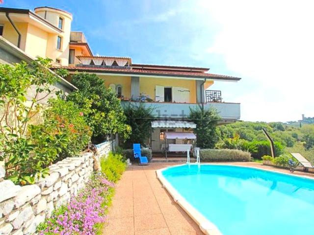 Case e ville in vendita di 550 m²