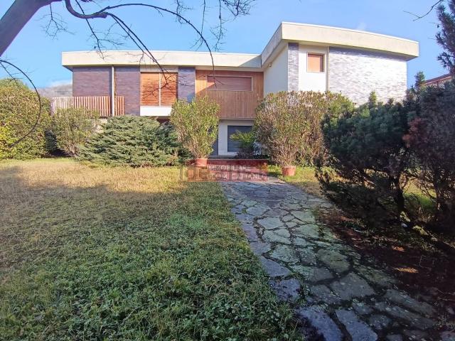 Case e ville in vendita di 520 m² in Via Tironi