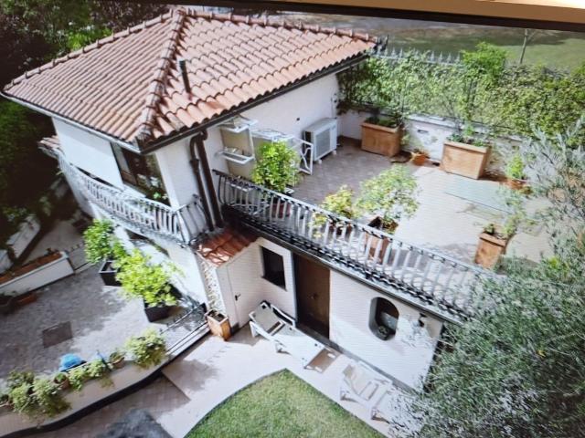 Case e ville in vendita di 520 m² in Viale Carlo Rosselli