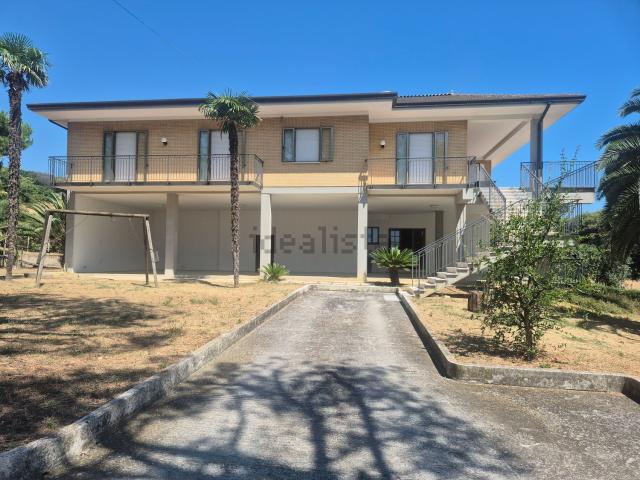 Case e ville in vendita di 520 m² in Contrada Alberelli