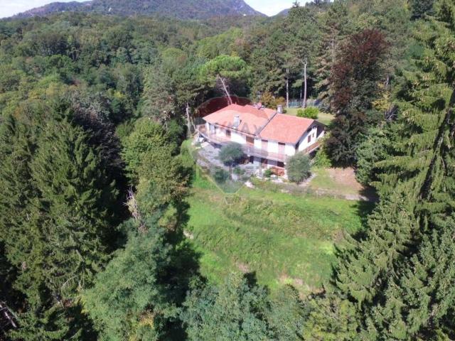 Case e ville in vendita di 522 m² in Via per Bregazzana, 28